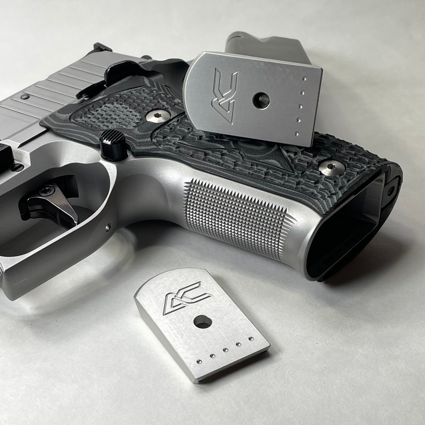 Armory Craft P226 - Plus Zero - 15/17rd - Billet Aluminum Base Pad - SILVER image 3